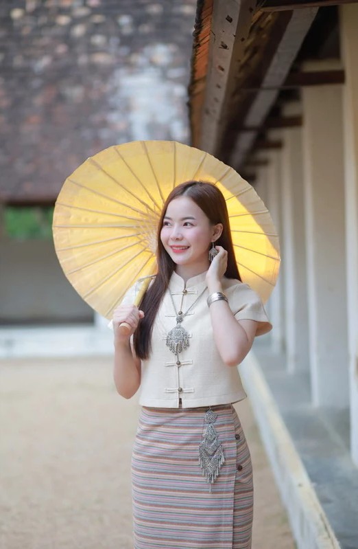 คำปู้จู้ ชุดพื้นเมือง เสื้อคอจีนแขนสั้น ผ้าถุงสำเร็จ โทนสีครีม